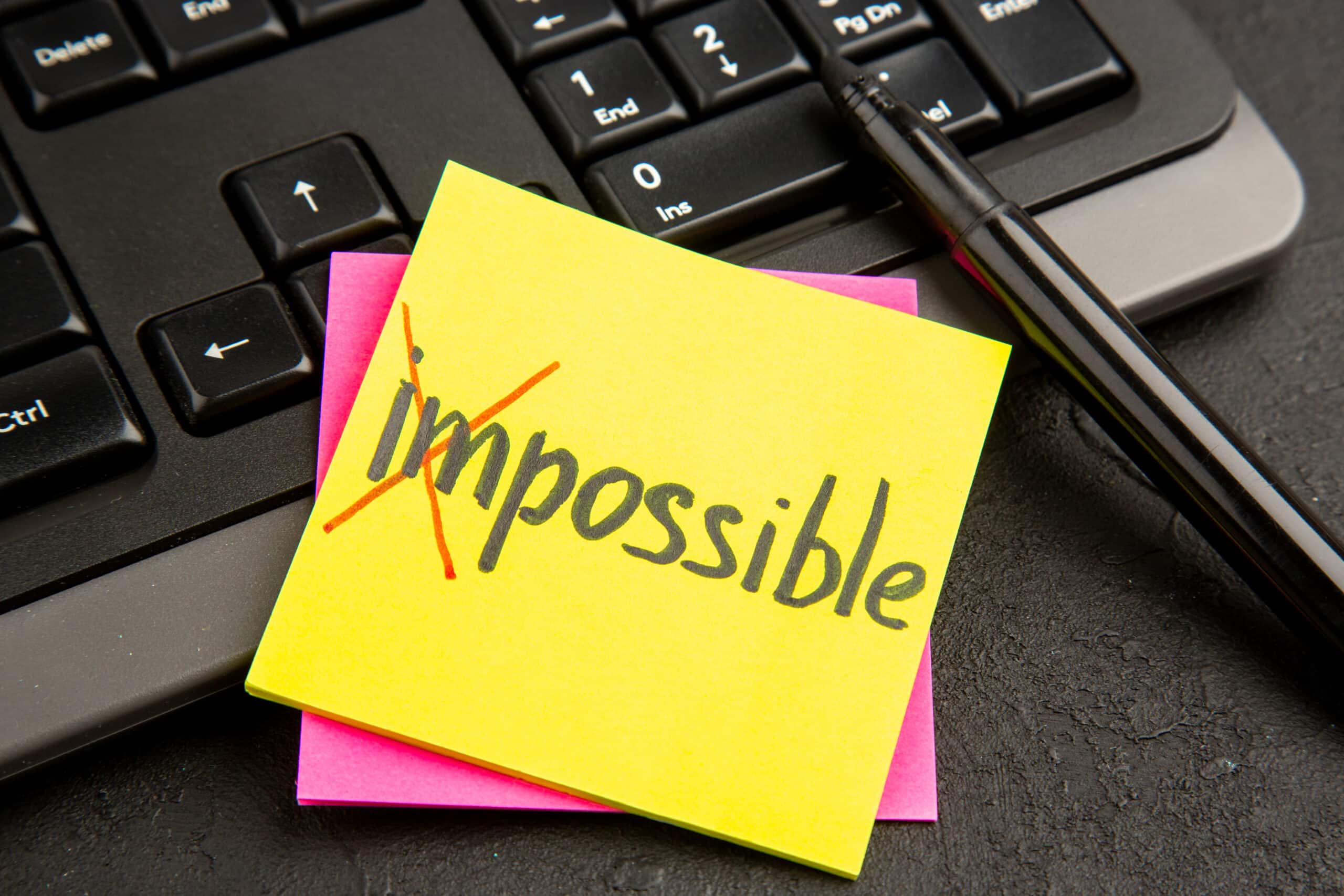 notes-de-motivation-vue-de-face-avec-clavier